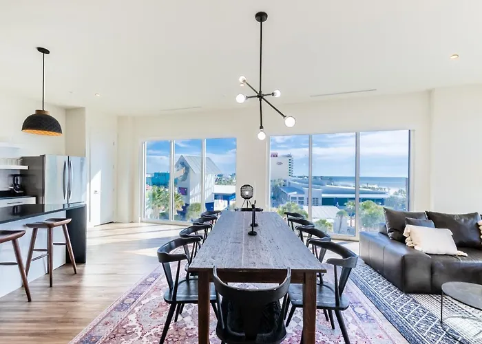 Spacious 4 Bedroom Beachfront, Luxury Next To The Hangout- Gp 301