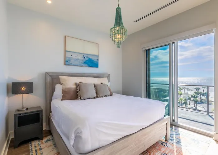Spacious 4 Bedroom Beachfront, Luxury Next To The Hangout- Gp 301 *