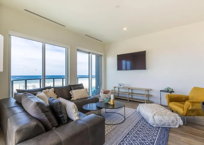 Spacious 4 Bedroom Beachfront, Luxury Next To The Hangout- Gp 301 Holiday home *