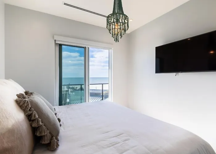 Holiday home Spacious 4 Bedroom Beachfront, Luxury Next To The Hangout- Gp 301 *