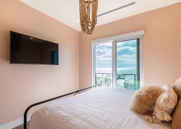 Spacious 4 Bedroom Beachfront, Luxury Next To The Hangout- Gp 301 Holiday home