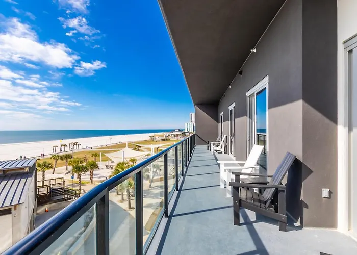 Spacious 4 Bedroom Beachfront, Luxury Next To The Hangout- Gp 301 Holiday home