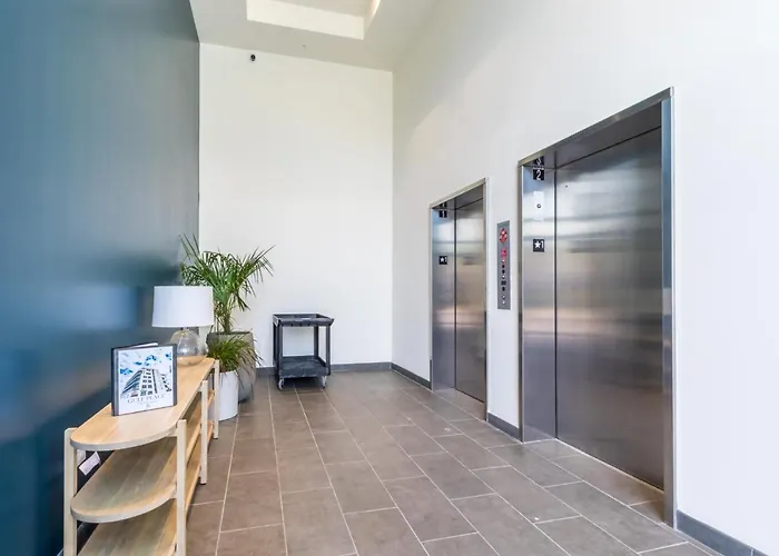 Spacious 4 Bedroom Beachfront, Luxury Next To The Hangout- Gp 301 Holiday home