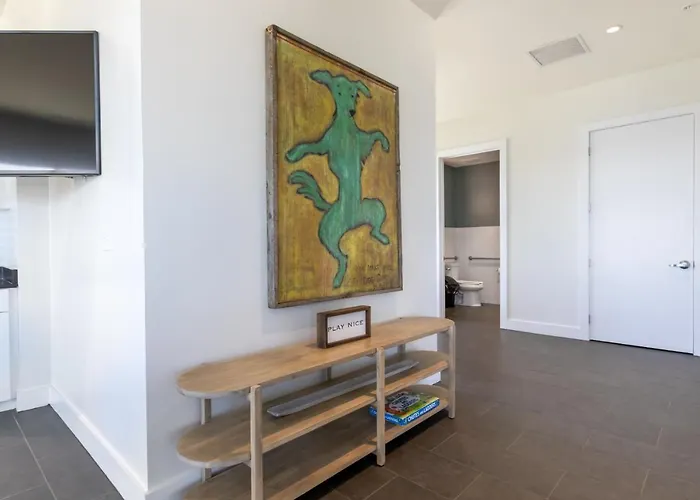 Spacious 4 Bedroom Beachfront, Luxury Next To The Hangout- Gp 301 Holiday home