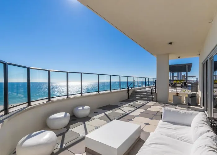 Spacious 4 Bedroom Beachfront, Luxury Next To The Hangout- Gp 301 Holiday home *