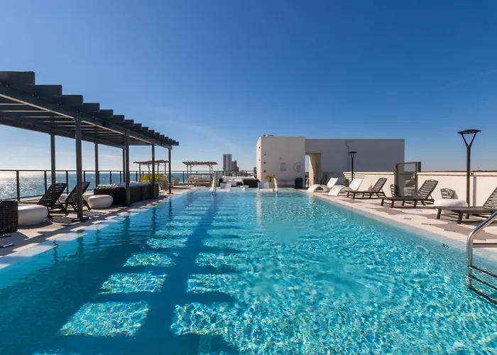 Spacious 4 Bedroom Beachfront, Luxury Next To The Hangout- Gp 301 Holiday home
