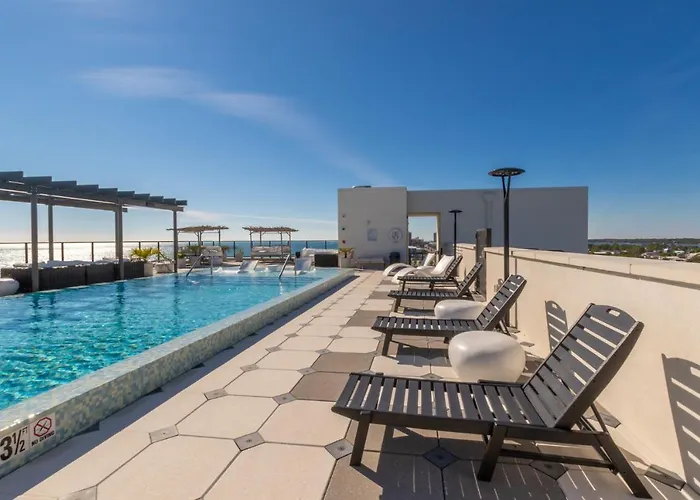 Spacious 4 Bedroom Beachfront, Luxury Next To The Hangout- Gp 301 Holiday home