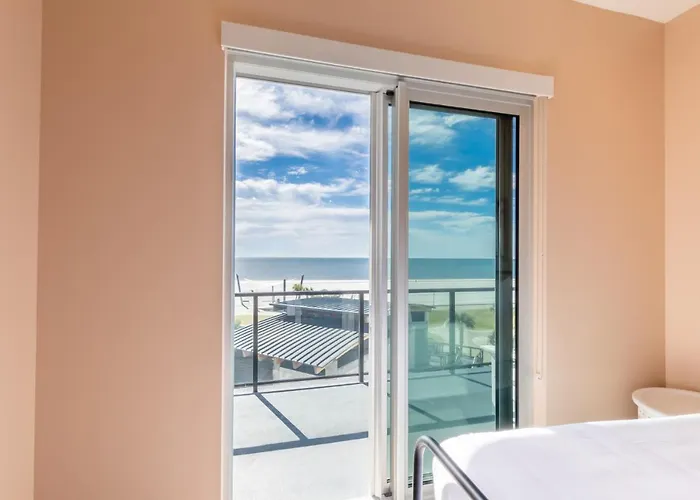Spacious 4 Bedroom Beachfront, Luxury Next To The Hangout- Gp 301 *