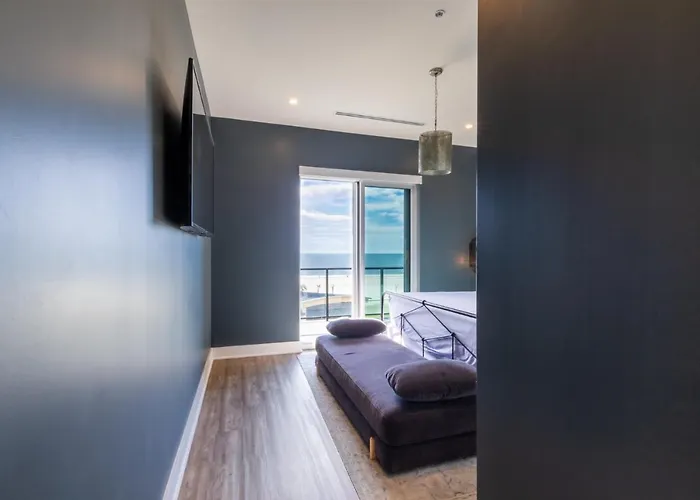 Spacious 4 Bedroom Beachfront, Luxury Next To The Hangout- Gp 301 Holiday home *