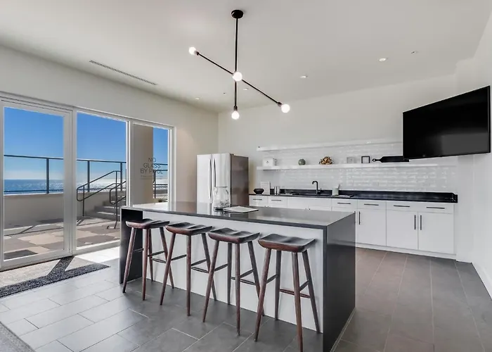 Spacious 4 Bedroom Beachfront, Luxury Next To The Hangout- Gp 301