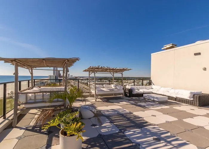 Spacious 4 Bedroom Beachfront, Luxury Next To The Hangout- Gp 301 Holiday home