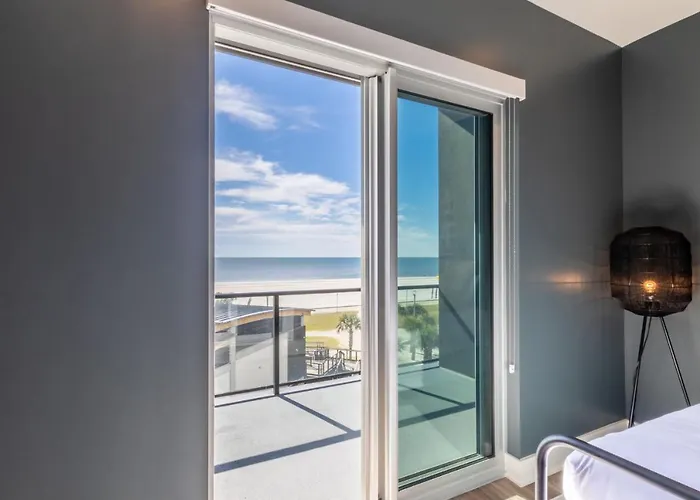 Spacious 4 Bedroom Beachfront, Luxury Next To The Hangout- Gp 301 Holiday home Gulf Shores