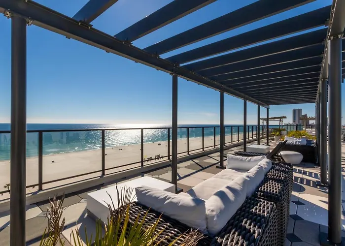 Spacious 4 Bedroom Beachfront, Luxury Next To The Hangout- Gp 301 Holiday home *
