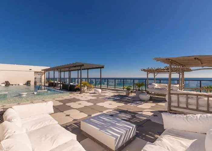 Spacious 4 Bedroom Beachfront, Luxury Next To The Hangout- Gp 301 Holiday home *