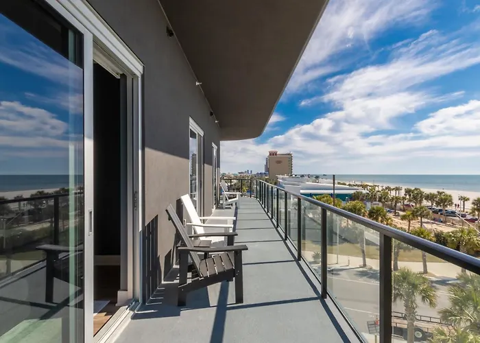 Spacious 4 Bedroom Beachfront, Luxury Next To The Hangout- Gp 301