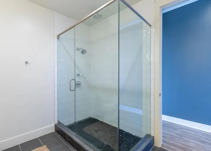 Spacious 4 Bedroom Beachfront, Luxury Next To The Hangout- Gp 301 Holiday home