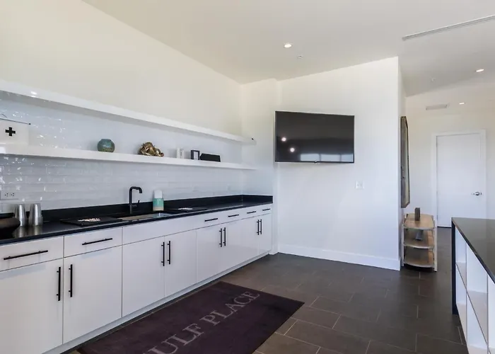 Spacious 4 Bedroom Beachfront, Luxury Next To The Hangout- Gp 301
