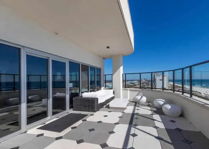 Spacious 4 Bedroom Beachfront, Luxury Next To The Hangout- Gp 301 Holiday home