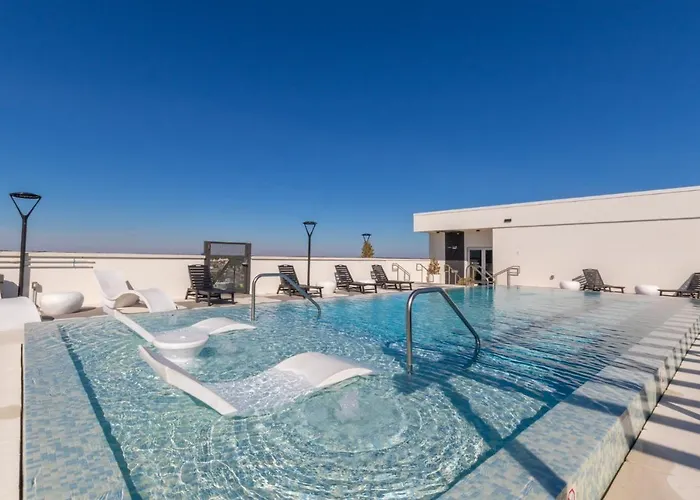 Spacious 4 Bedroom Beachfront, Luxury Next To The Hangout- Gp 301 Holiday home