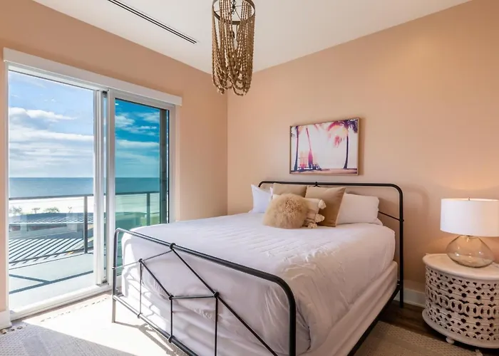 Spacious 4 Bedroom Beachfront, Luxury Next To The Hangout- Gp 301 Holiday home