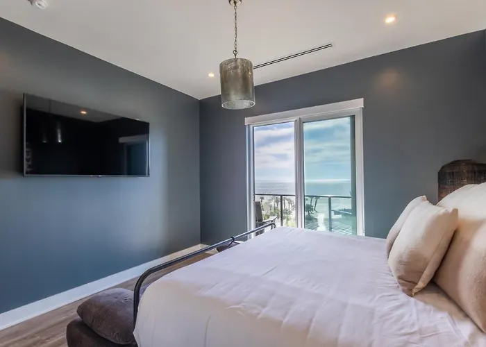 Holiday home Spacious 4 Bedroom Beachfront, Luxury Next To The Hangout- Gp 301 *