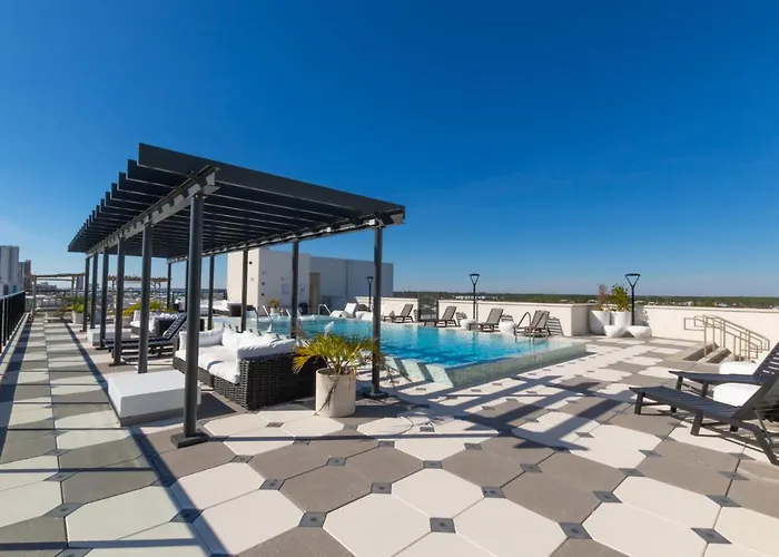 Spacious 4 Bedroom Beachfront, Luxury Next To The Hangout- Gp 301 Holiday home