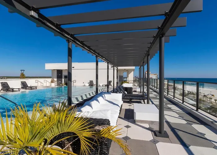Spacious 4 Bedroom Beachfront, Luxury Next To The Hangout- Gp 301 Holiday home