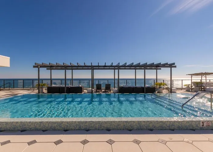 Spacious 4 Bedroom Beachfront, Luxury Next To The Hangout- Gp 301